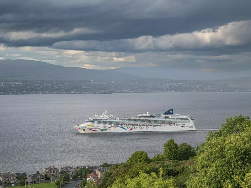 Norwegian Dawn leaving Greenock