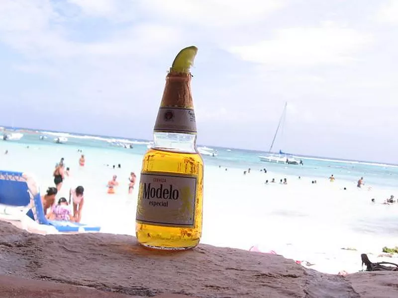 Modelo Especial by the beach