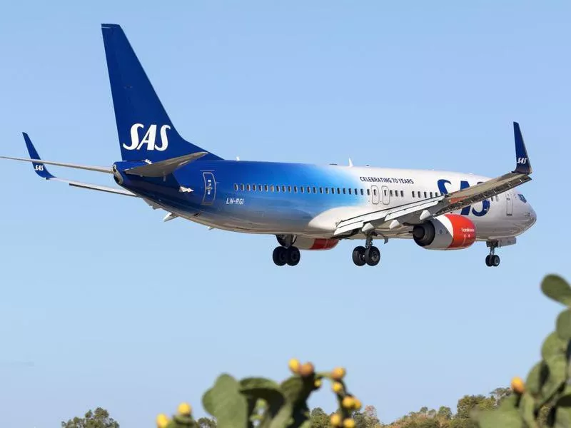 Special color scheme SAS 737 landing