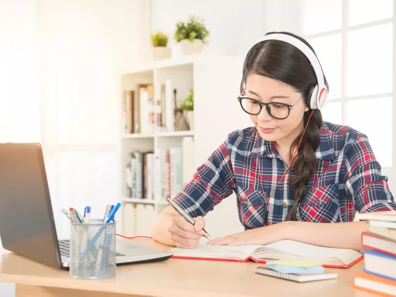 student learning on line with headphones