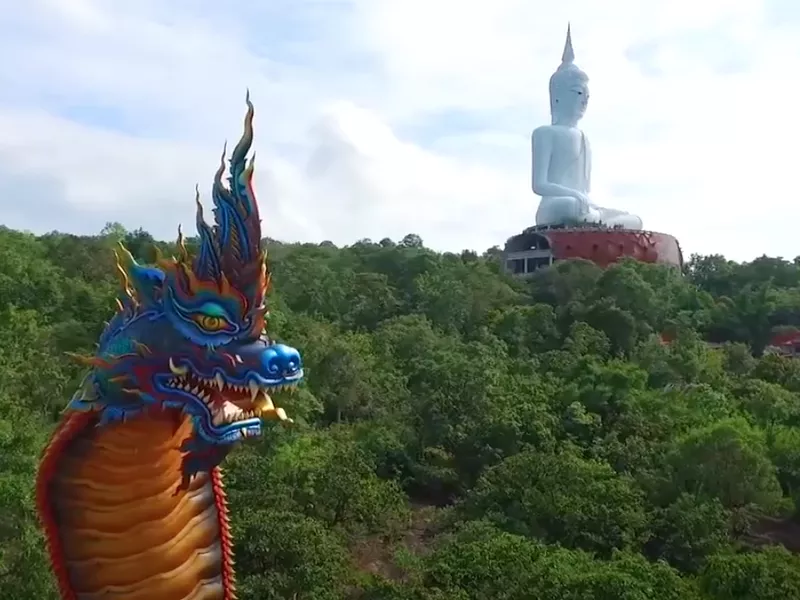 Statues at Wat Tai Thoeng