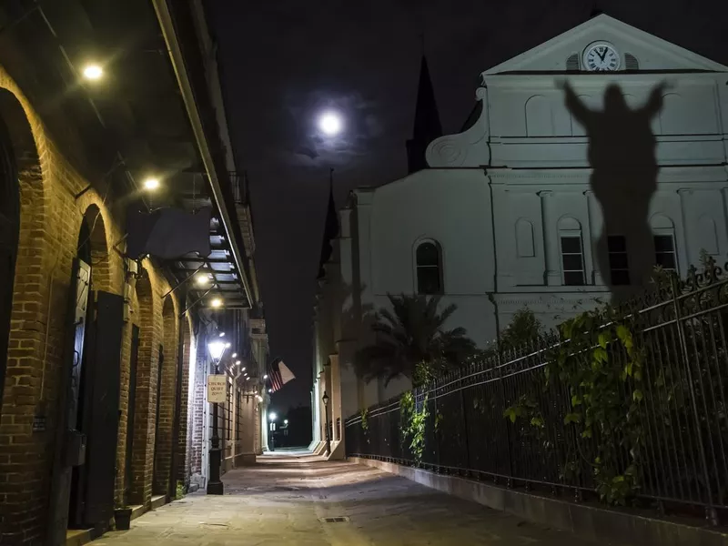 Pere Antoine Alley Full Moon