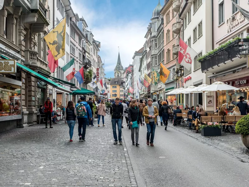 People on shopping street Rennweg