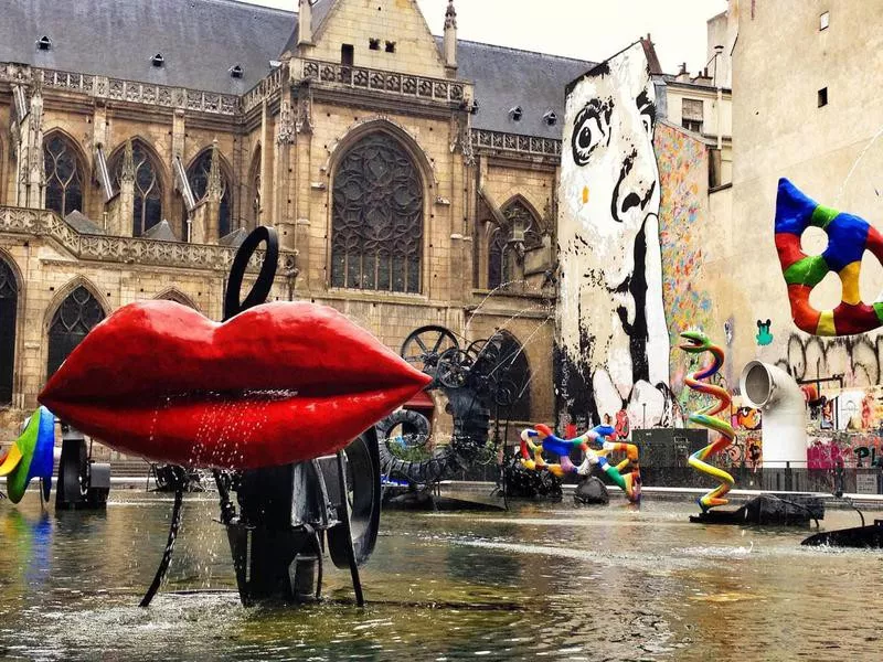 Stravinsky fountain next to centre Pompidou