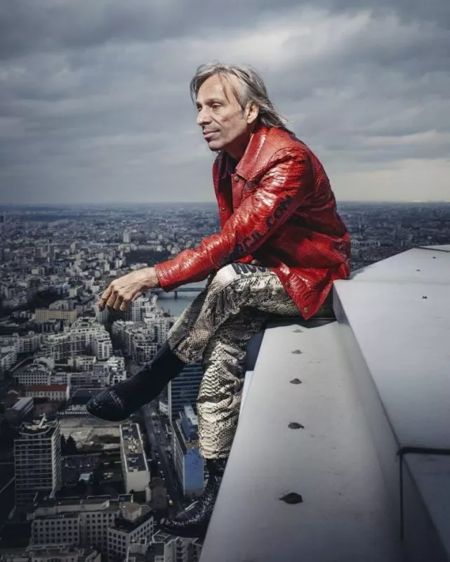 Alain Robert hanging out