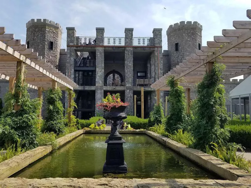 Kentucky Castle courtyard