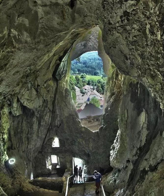 Predjama Castle