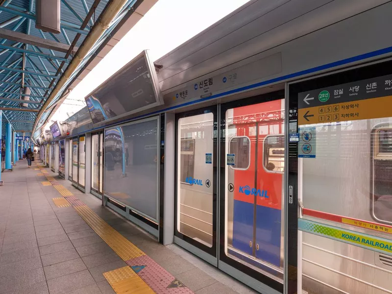 Seoul subway platform at Sindorim station