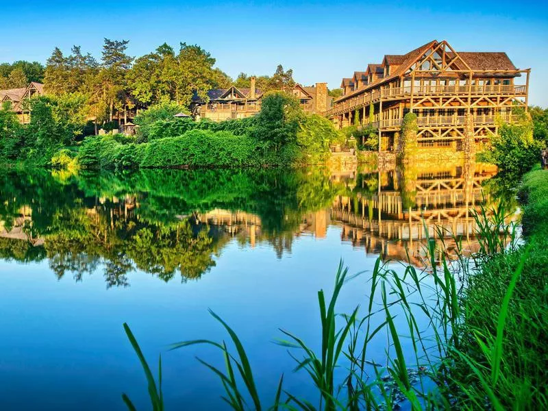 Big Cedar Lodge with lake