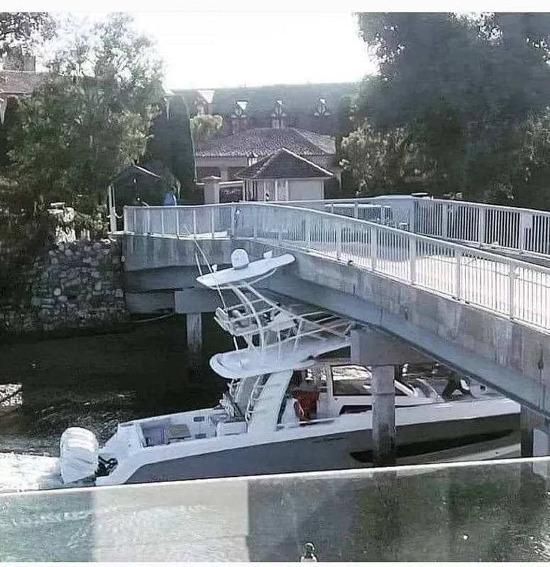 Boat that ran into a bridge