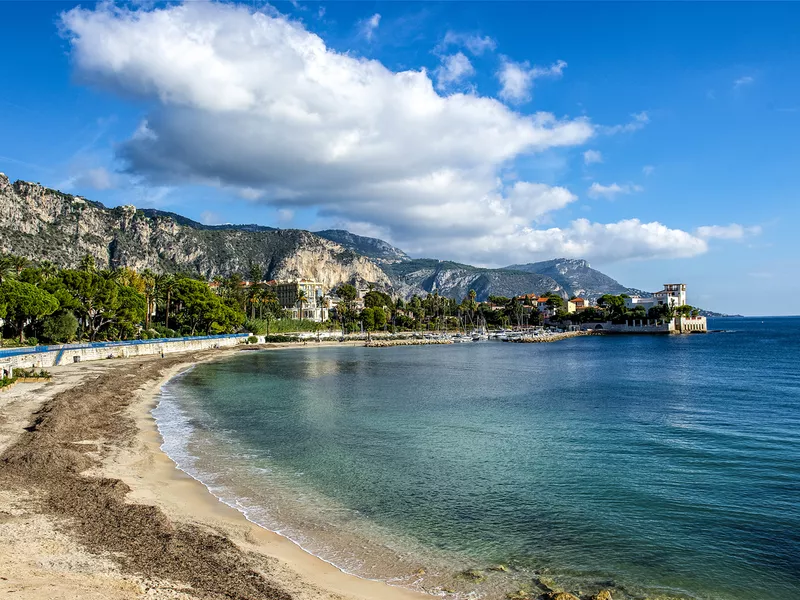 Place des Formis beach in Beaulieu