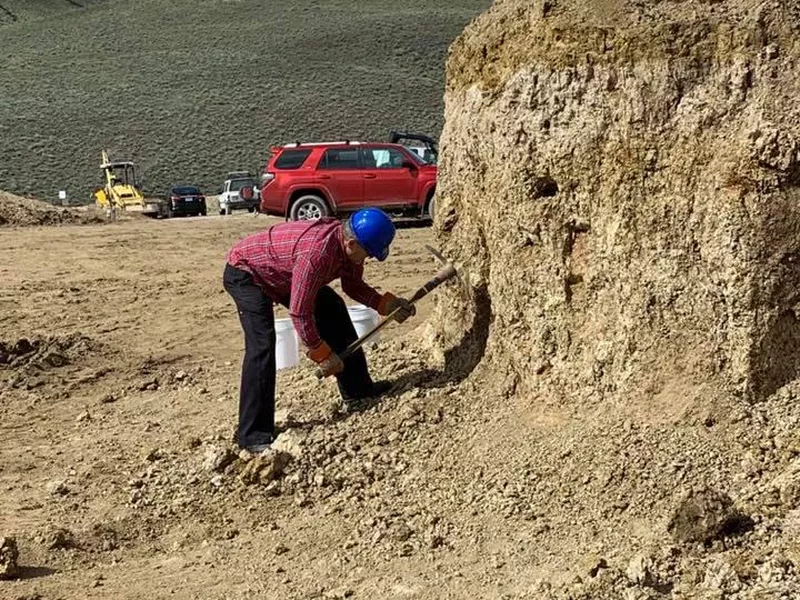 Bank digging at Royal Peacock Opal Mine