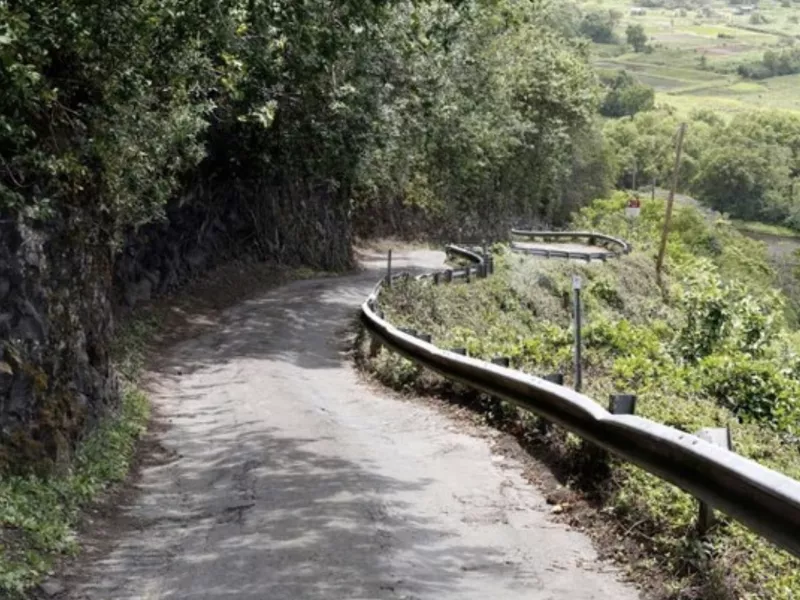 A winding Waipio Valley Road