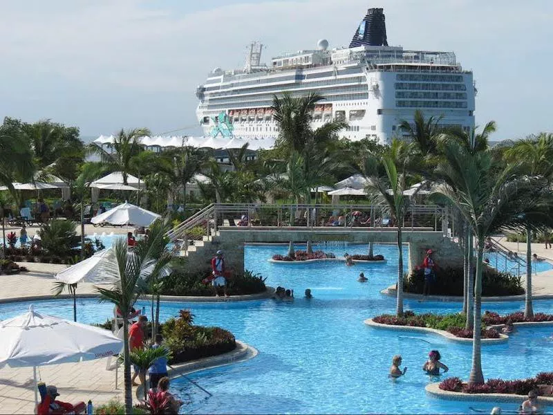 Harvest Caye pool