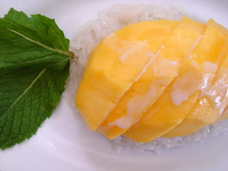 Sticky rice with mango