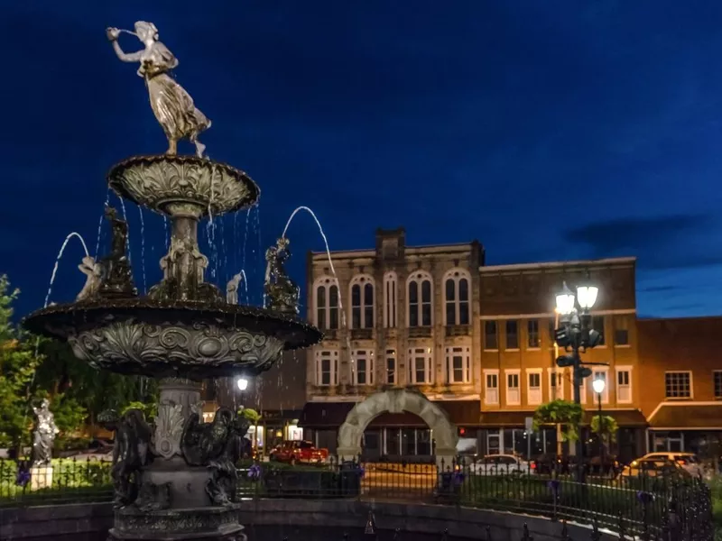 Fountain in Bowling Green's town square