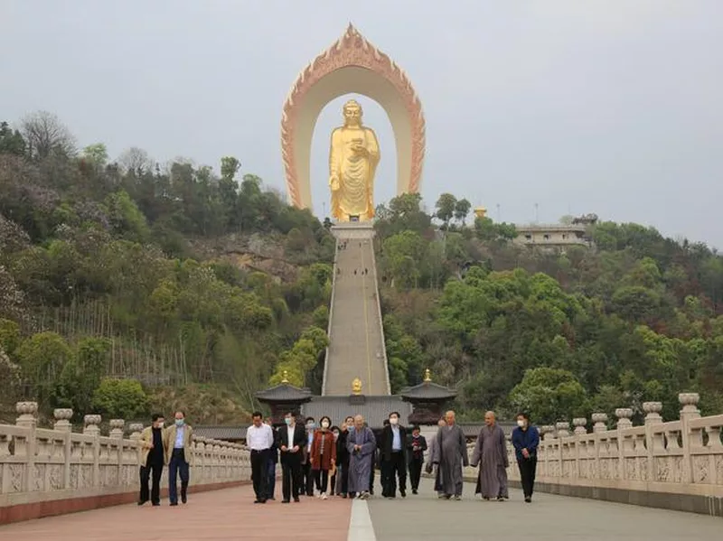 Visiting the Big Buddha of Donglin