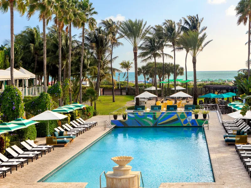 Kimpton Surfcomber pool and beach, Miami