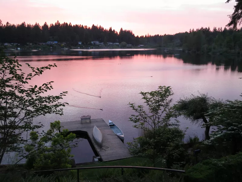 Spiritual retreat by the lake in Washington