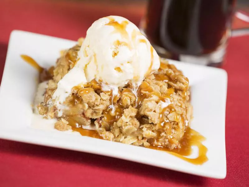 Apple crumble with vanila ice cream