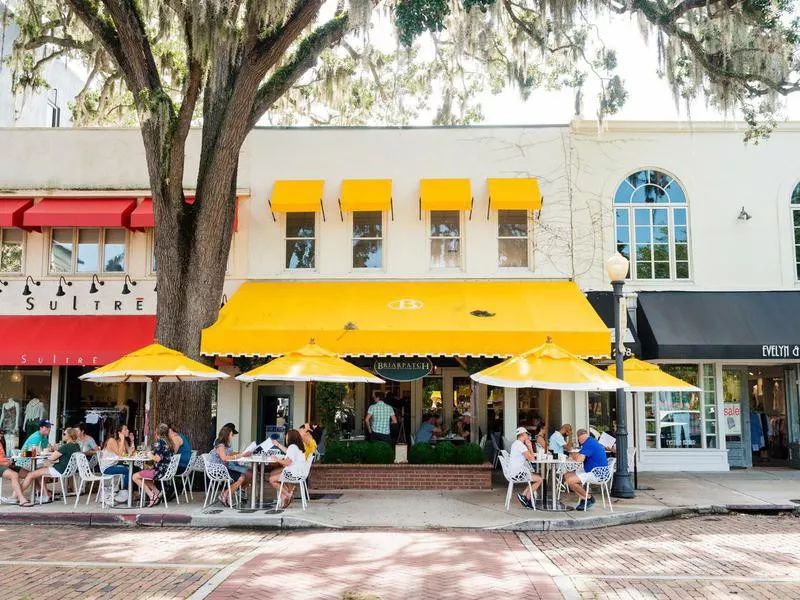 Diners eating outside in Orlando