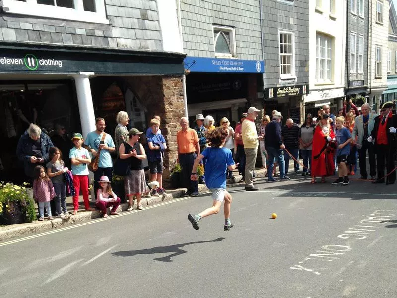 Racing after oranges in Totnes festival